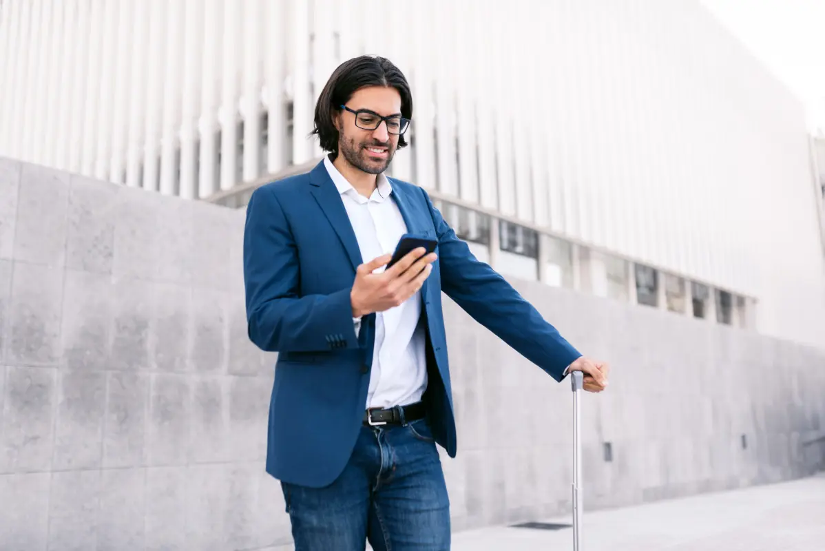 Hombre buscando taxi